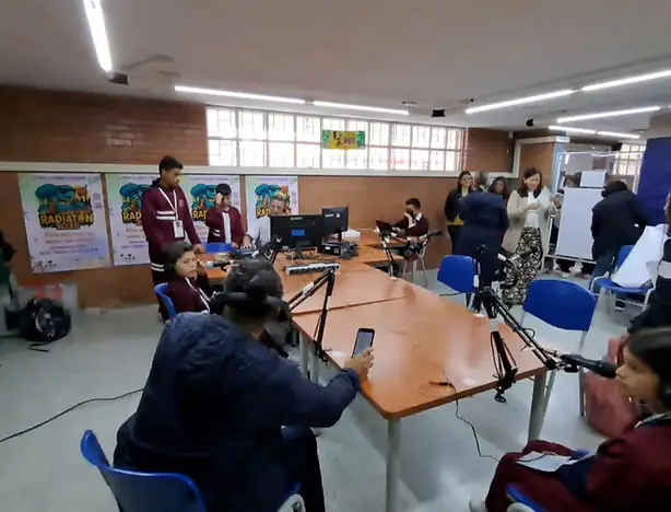 Estudiantes participantes Radiatón 2025